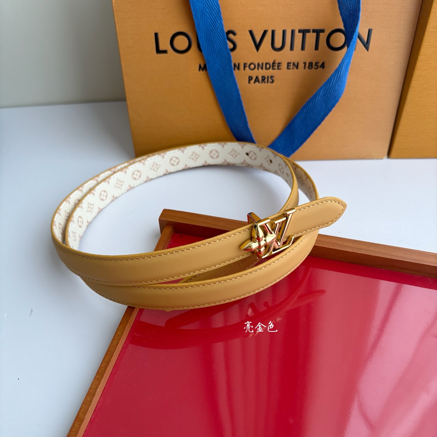 【LOUIS VUITTON】：经典原单品质，一面杏色平纹一面白色印花，原单精品挂扣，精工制作，细节看图，实物拍摄，高端