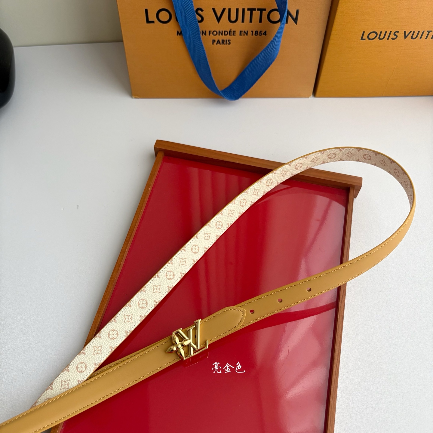 【LOUIS VUITTON】：经典原单品质，一面杏色平纹一面白色印花，原单精品挂扣，精工制作，细节看图，实物拍摄，高端