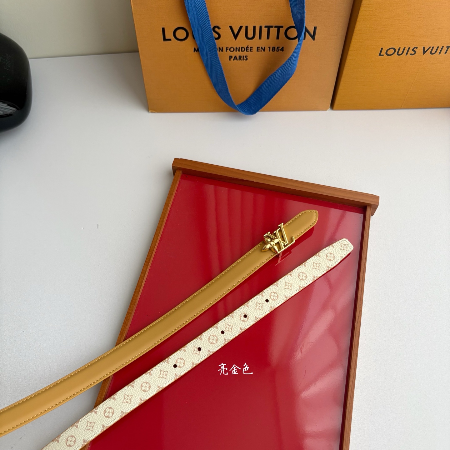 【LOUIS VUITTON】：经典原单品质，一面杏色平纹一面白色印花，原单精品挂扣，精工制作，细节看图，实物拍摄，高端