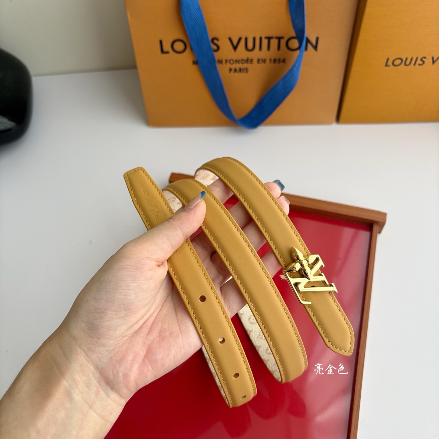 【LOUIS VUITTON】：经典原单品质，一面杏色平纹一面白色印花，原单精品挂扣，精工制作，细节看图，实物拍摄，高端