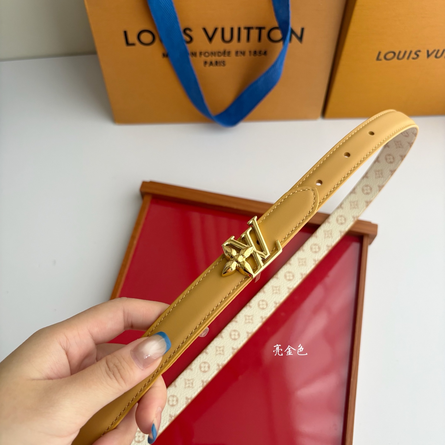 【LOUIS VUITTON】：经典原单品质，一面杏色平纹一面白色印花，原单精品挂扣，精工制作，细节看图，实物拍摄，高端