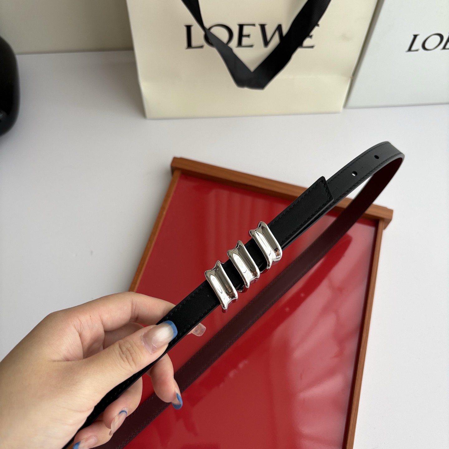 Loewe光滑牛皮革Coil双面腰带，饰有灵感源自品牌典藏的盘绕配件。Anchor腰带扣，宽1.5cm，五孔调节。黑色/