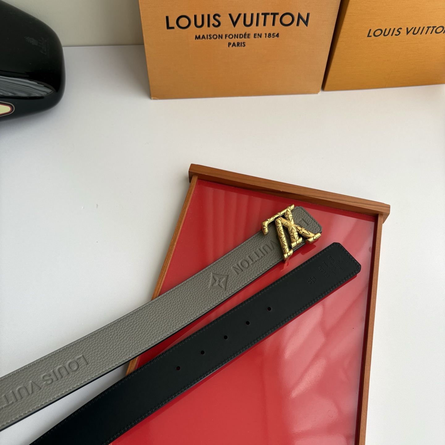 Lv字母压花搭配另一面黑色平纹底，搭配精品挂扣，精致百搭，时尚大方，宽4.0cm