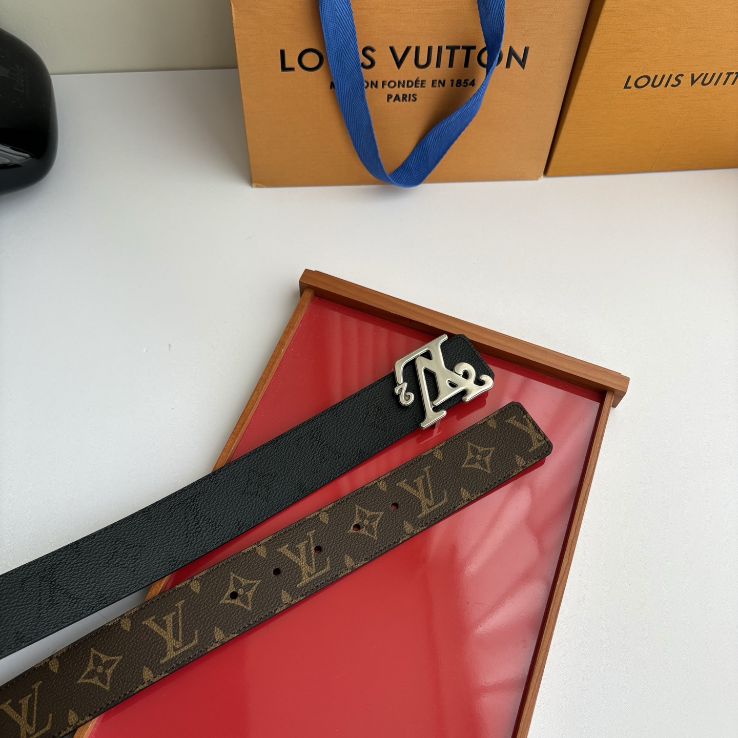 Lv字母黑灰色印花搭配老花印花，搭配精品挂扣，双面可用，精致百搭，时尚大方，宽4.0cm