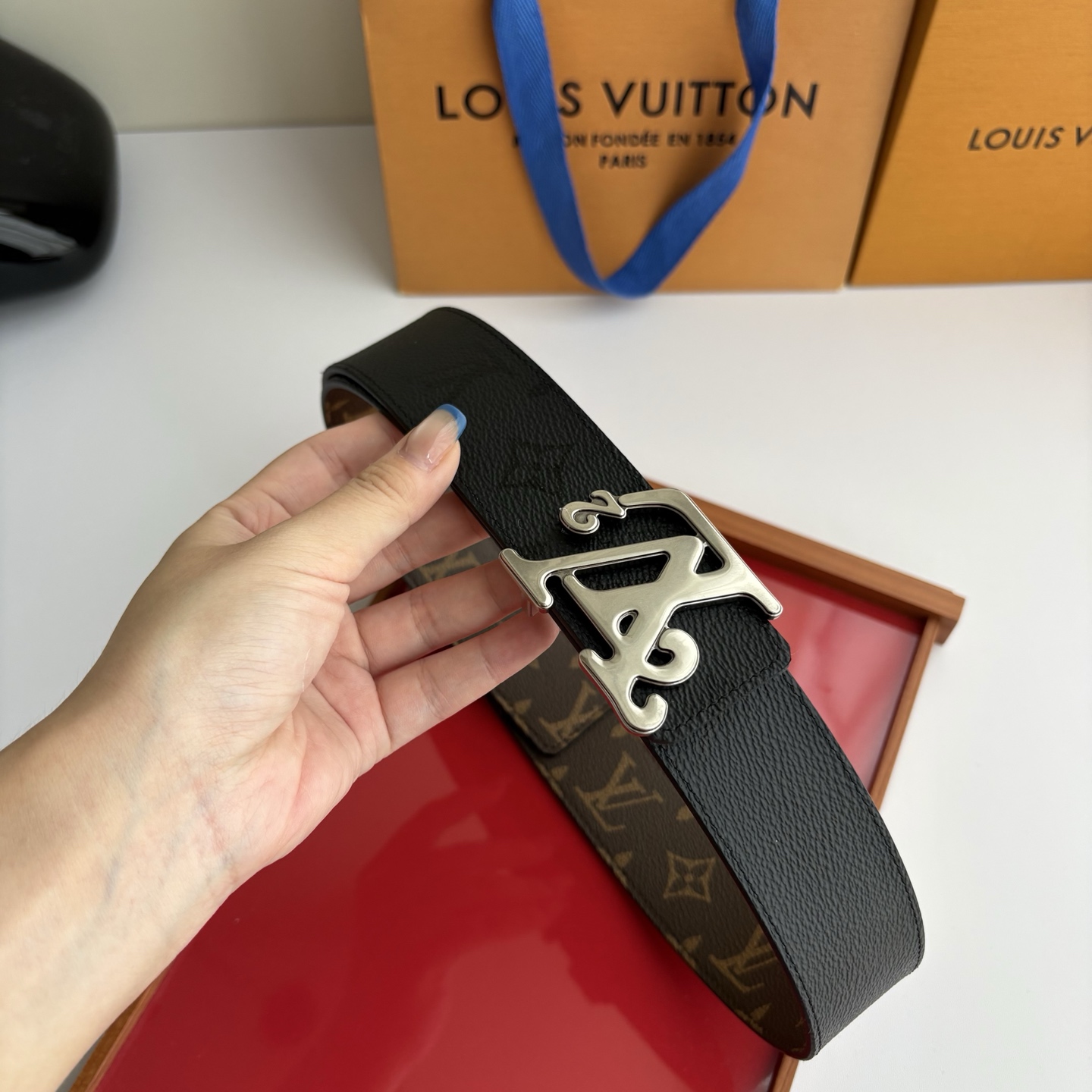 Lv字母黑灰色印花搭配老花印花，搭配精品挂扣，双面可用，精致百搭，时尚大方，宽4.0cm
