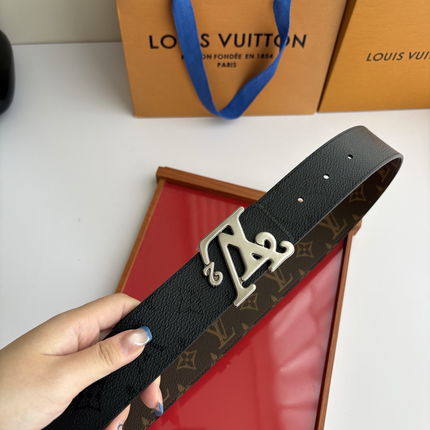 Lv字母黑灰色印花搭配老花印花，搭配精品挂扣，双面可用，精致百搭，时尚大方，宽4.0cm