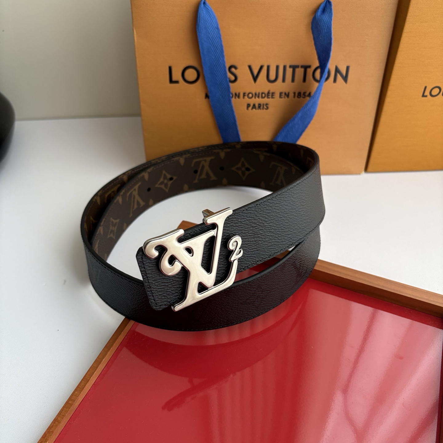 Lv字母黑灰色印花搭配老花印花，搭配精品挂扣，双面可用，精致百搭，时尚大方，宽4.0cm