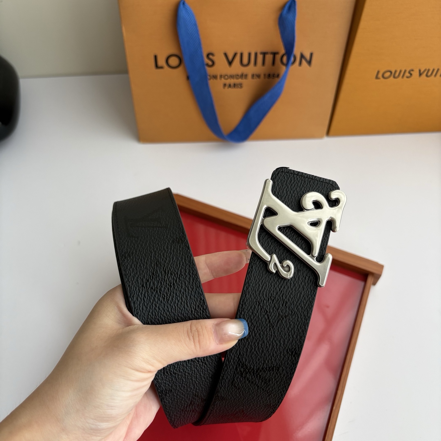 Lv字母黑灰色印花搭配老花印花，搭配精品挂扣，双面可用，精致百搭，时尚大方，宽4.0cm
