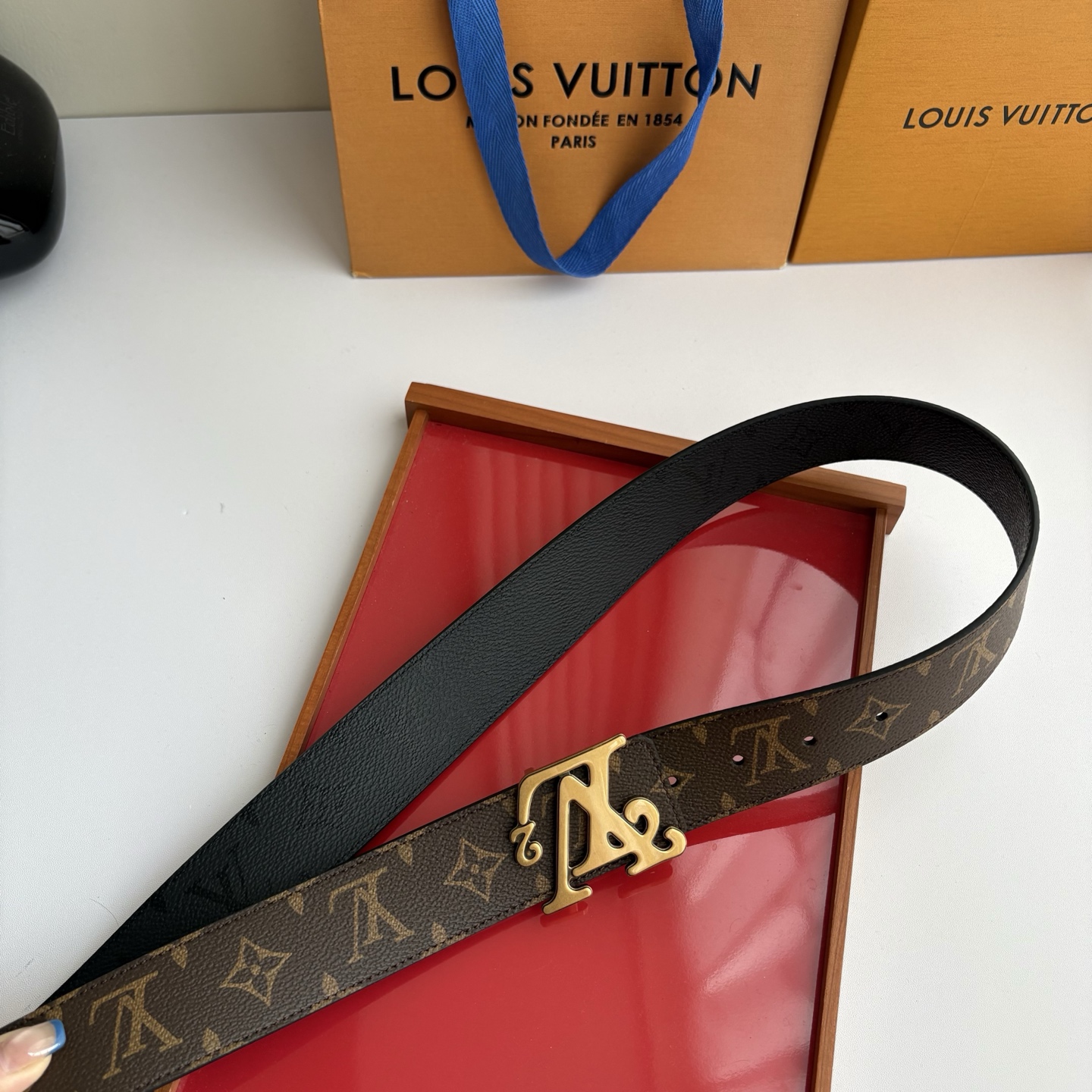 Lv字母黑灰色印花搭配老花印花，搭配精品挂扣，双面可用，精致百搭，时尚大方，宽4.0cm