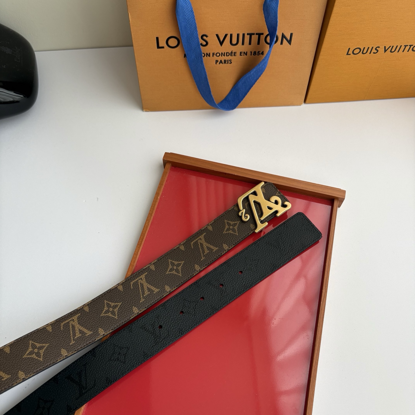 Lv字母黑灰色印花搭配老花印花，搭配精品挂扣，双面可用，精致百搭，时尚大方，宽4.0cm