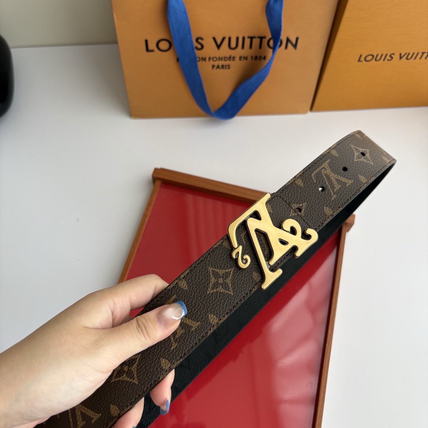 Lv字母黑灰色印花搭配老花印花，搭配精品挂扣，双面可用，精致百搭，时尚大方，宽4.0cm
