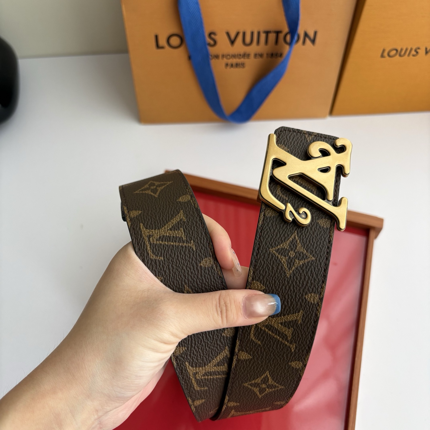 Lv字母黑灰色印花搭配老花印花，搭配精品挂扣，双面可用，精致百搭，时尚大方，宽4.0cm