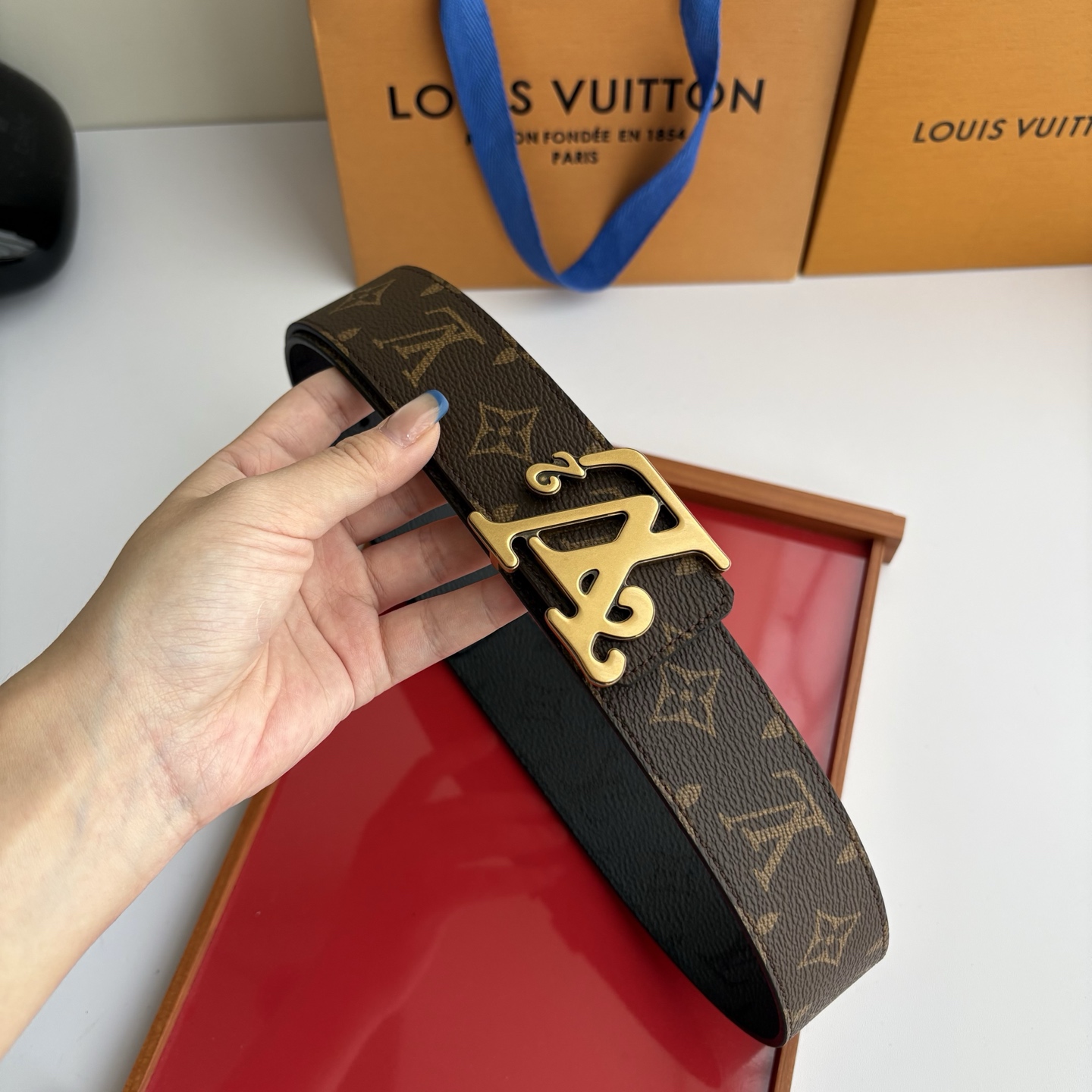 Lv字母黑灰色印花搭配老花印花，搭配精品挂扣，双面可用，精致百搭，时尚大方，宽4.0cm