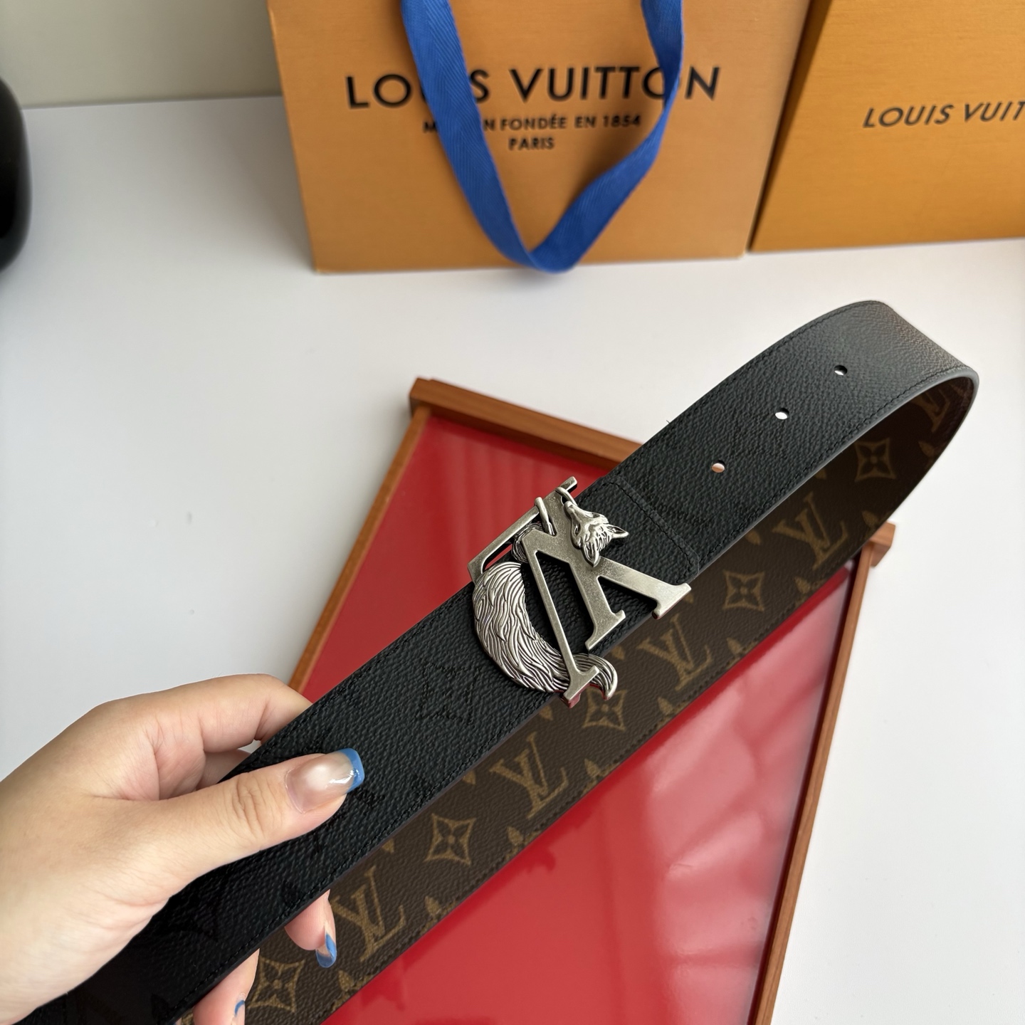 Lv字母黑灰色印花搭配老花印花，搭配精品挂扣，双面可用，精致百搭，时尚大方，宽4.0cm