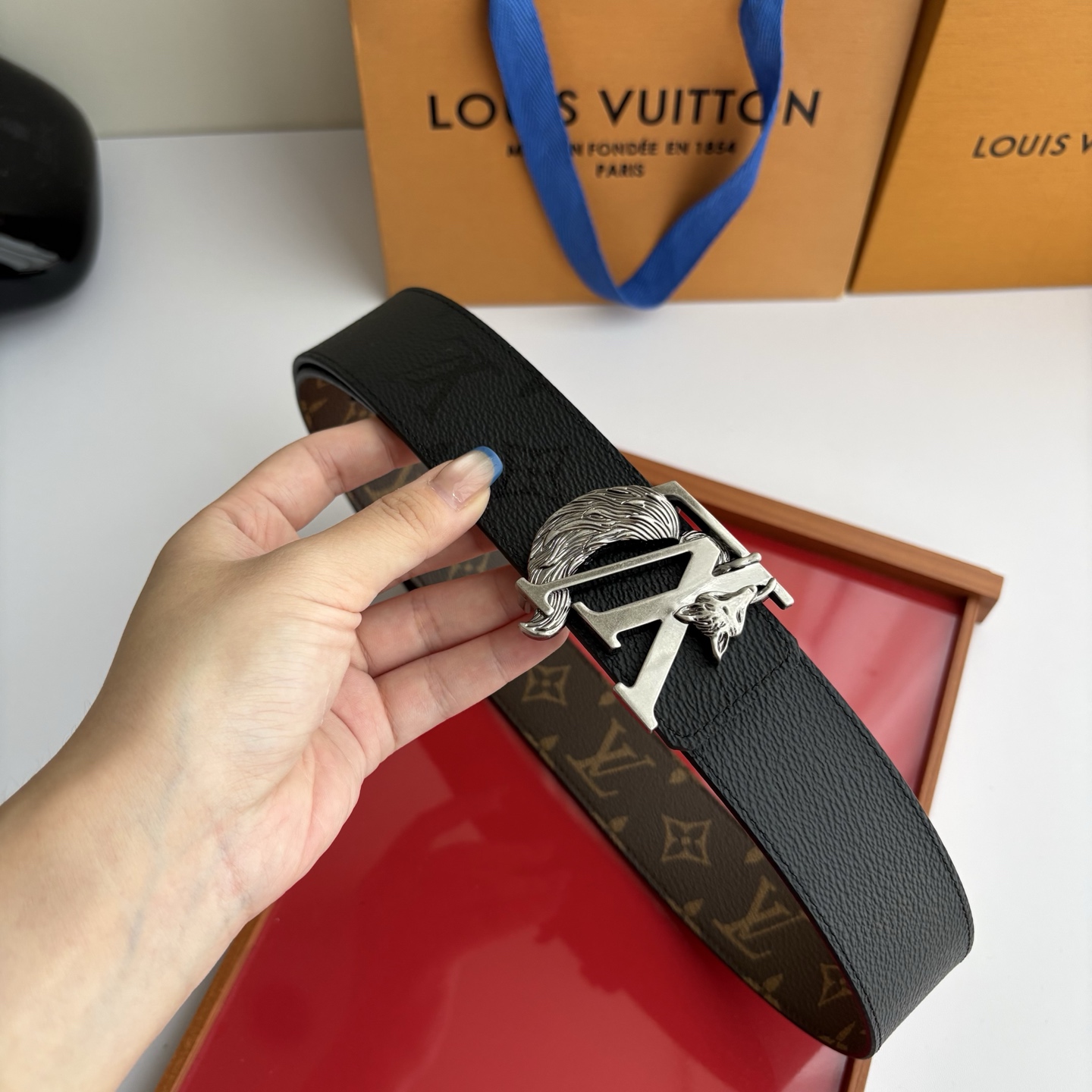 Lv字母黑灰色印花搭配老花印花，搭配精品挂扣，双面可用，精致百搭，时尚大方，宽4.0cm