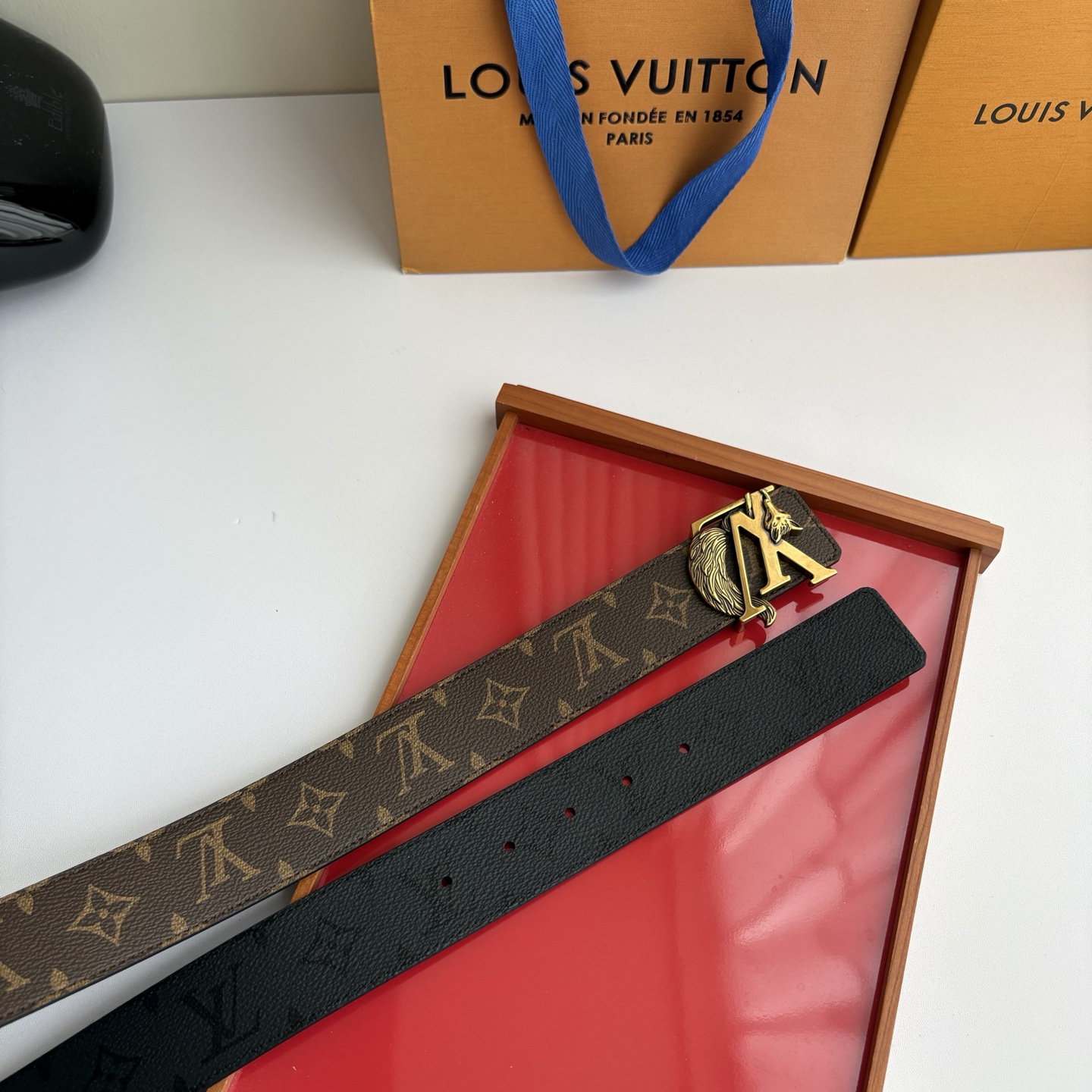 Lv字母黑灰色印花搭配老花印花，搭配精品挂扣，双面可用，精致百搭，时尚大方，宽4.0cm