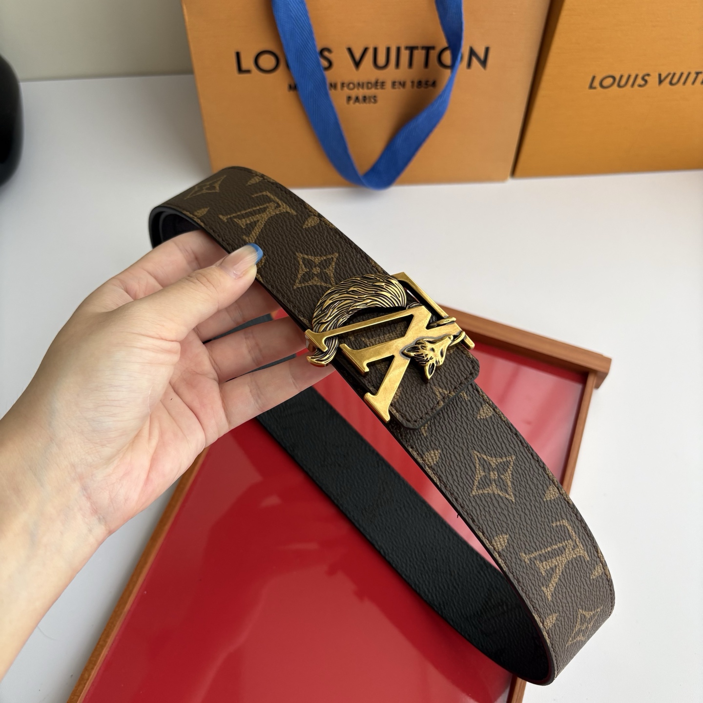 Lv字母黑灰色印花搭配老花印花，搭配精品挂扣，双面可用，精致百搭，时尚大方，宽4.0cm