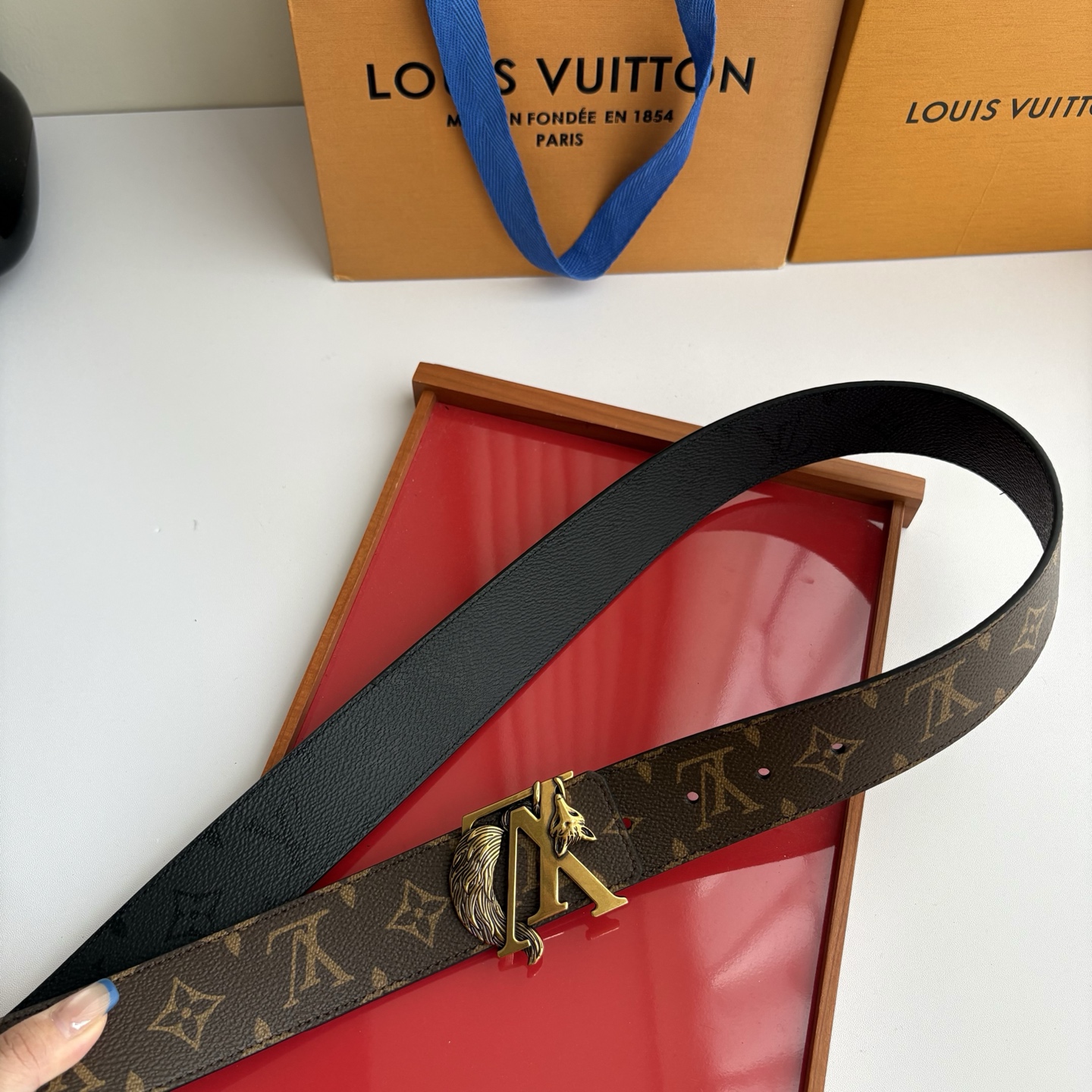 Lv字母黑灰色印花搭配老花印花，搭配精品挂扣，双面可用，精致百搭，时尚大方，宽4.0cm