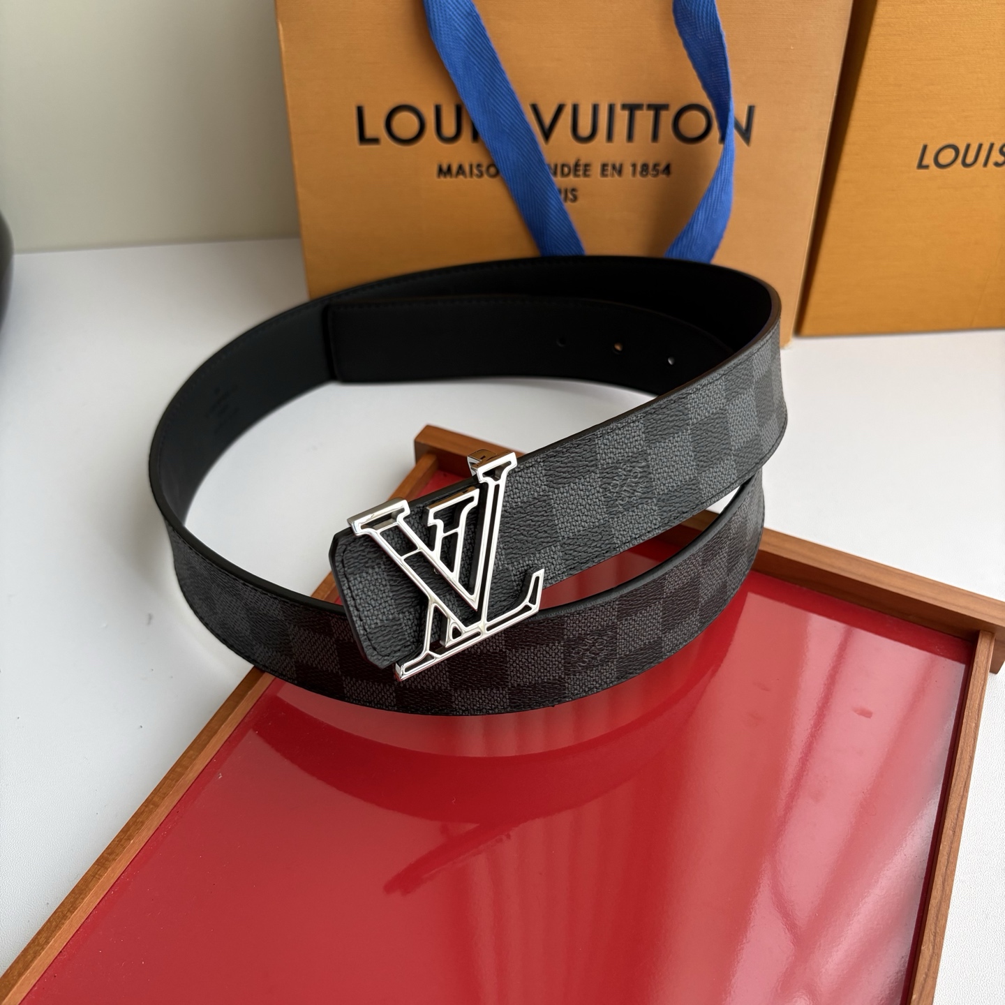 LOUIS VUITTON经典原单品质，一面经典印花一面平纹搭配原单精品挂扣，精工制作，细节看图，实物拍摄，高端奢华，宽