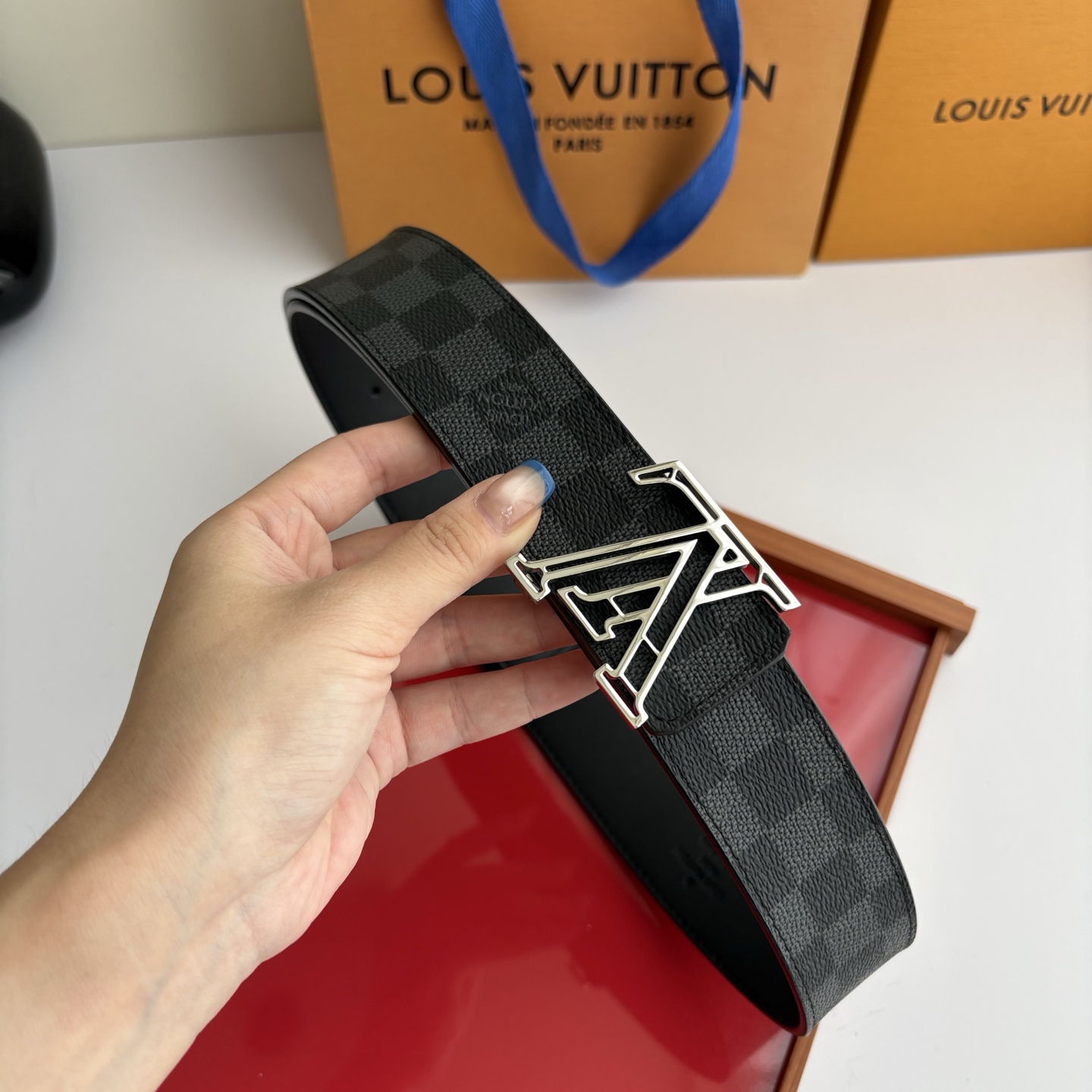 LOUIS VUITTON经典原单品质，一面经典印花一面平纹搭配原单精品挂扣，精工制作，细节看图，实物拍摄，高端奢华，宽