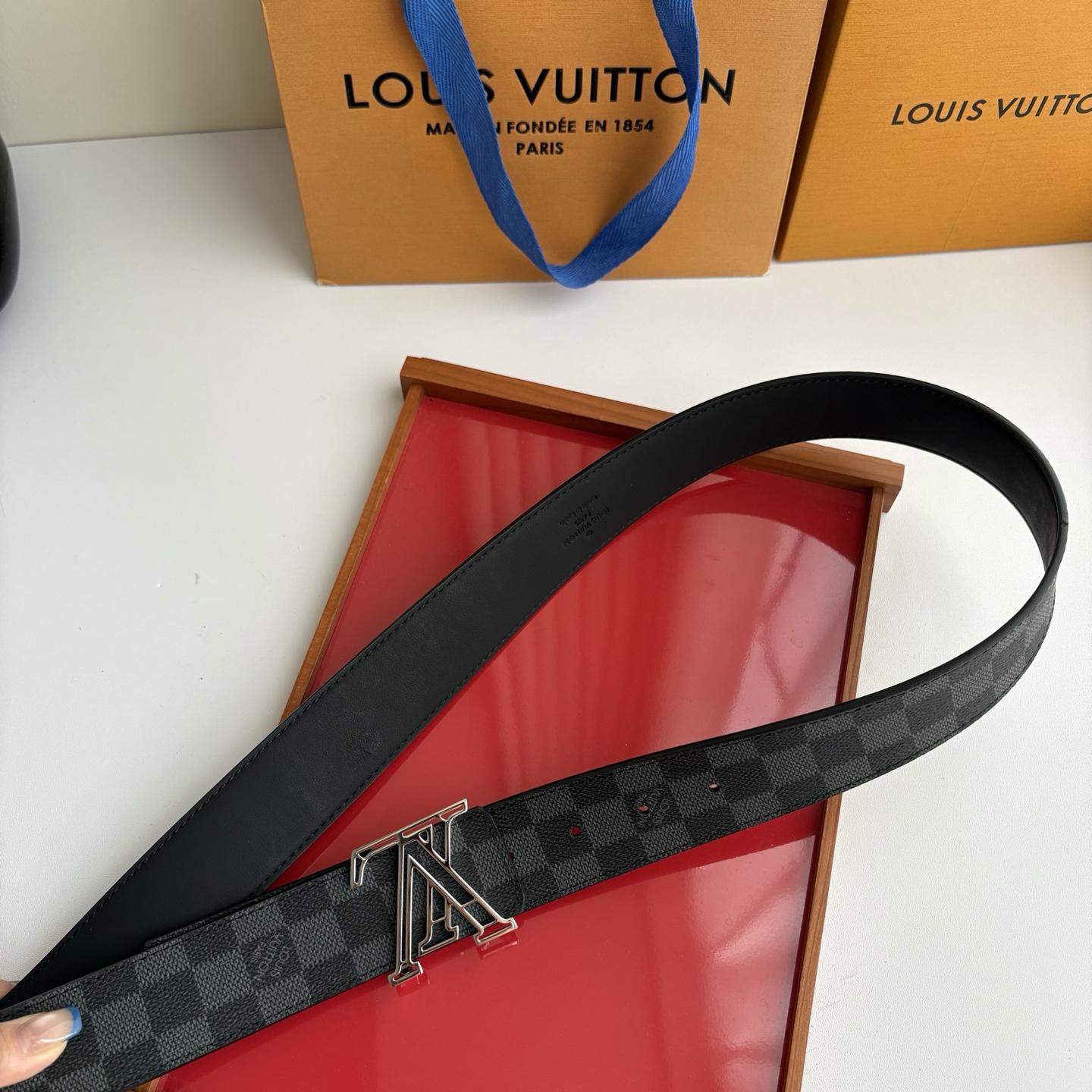 LOUIS VUITTON经典原单品质，一面经典印花一面平纹搭配原单精品挂扣，精工制作，细节看图，实物拍摄，高端奢华，宽