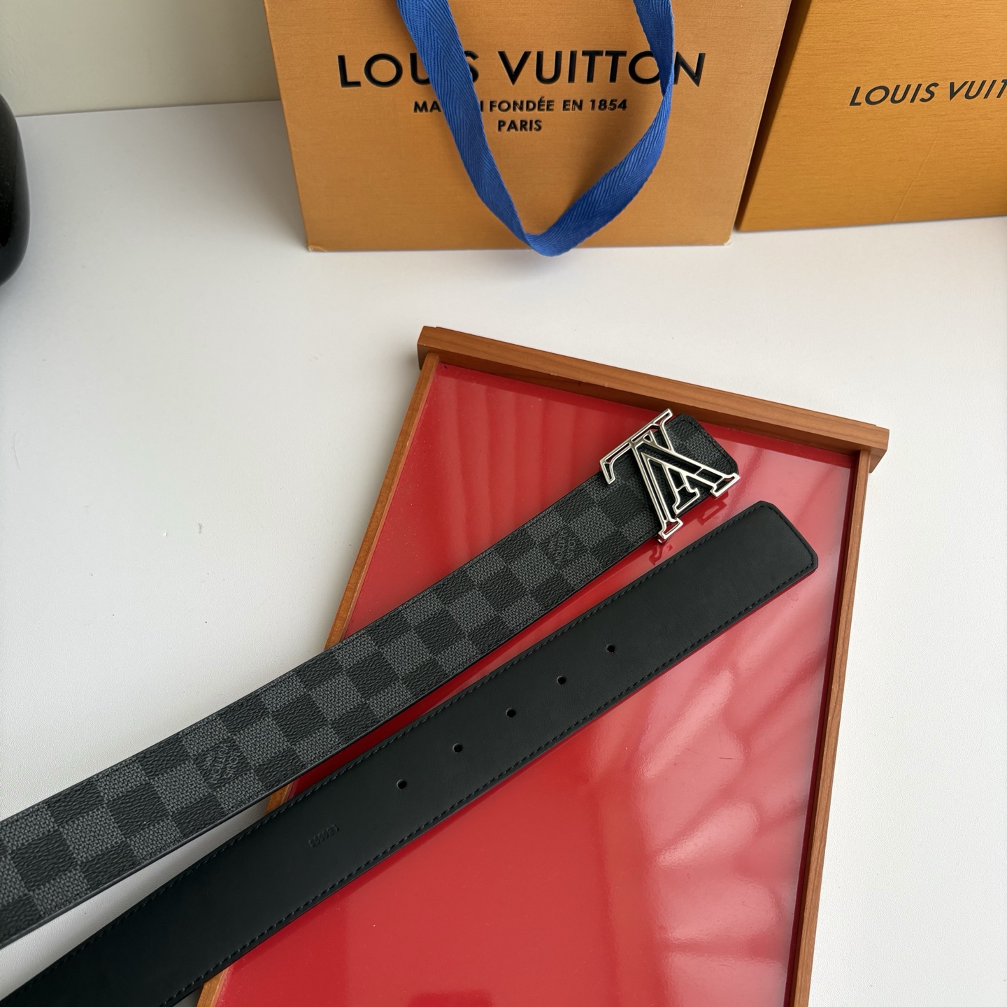 LOUIS VUITTON经典原单品质，一面经典印花一面平纹搭配原单精品挂扣，精工制作，细节看图，实物拍摄，高端奢华，宽