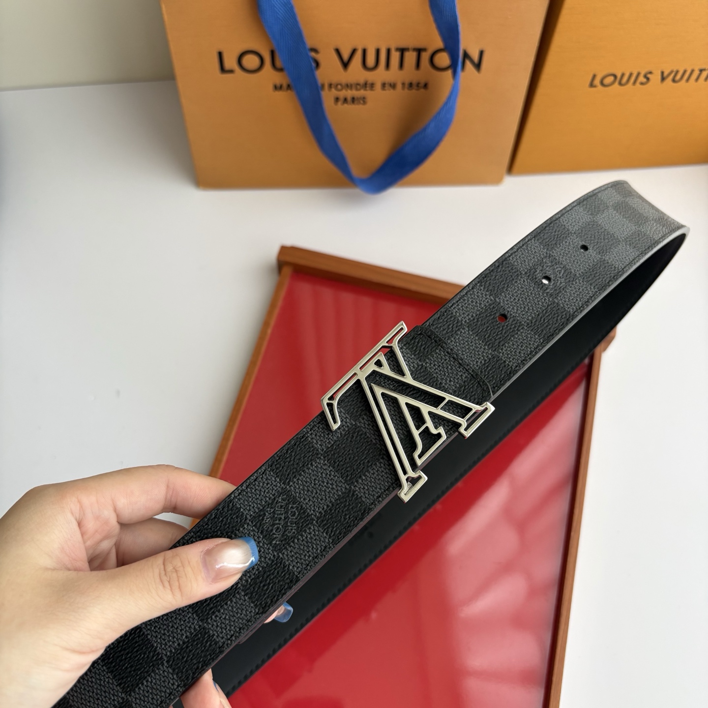 LOUIS VUITTON经典原单品质，一面经典印花一面平纹搭配原单精品挂扣，精工制作，细节看图，实物拍摄，高端奢华，宽