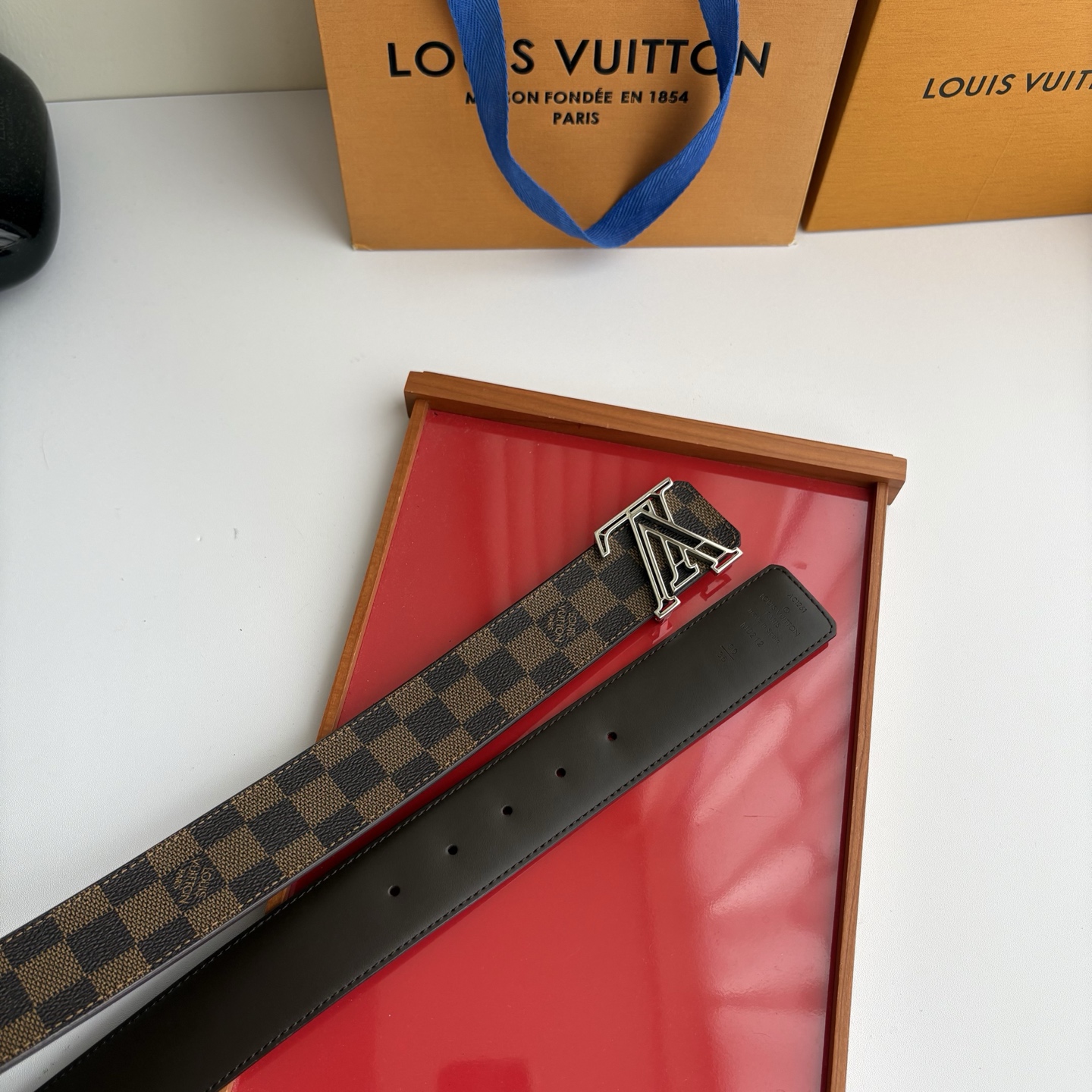 LOUIS VUITTON经典原单品质，一面经典印花一面平纹搭配原单精品挂扣，精工制作，细节看图，实物拍摄，高端奢华，宽