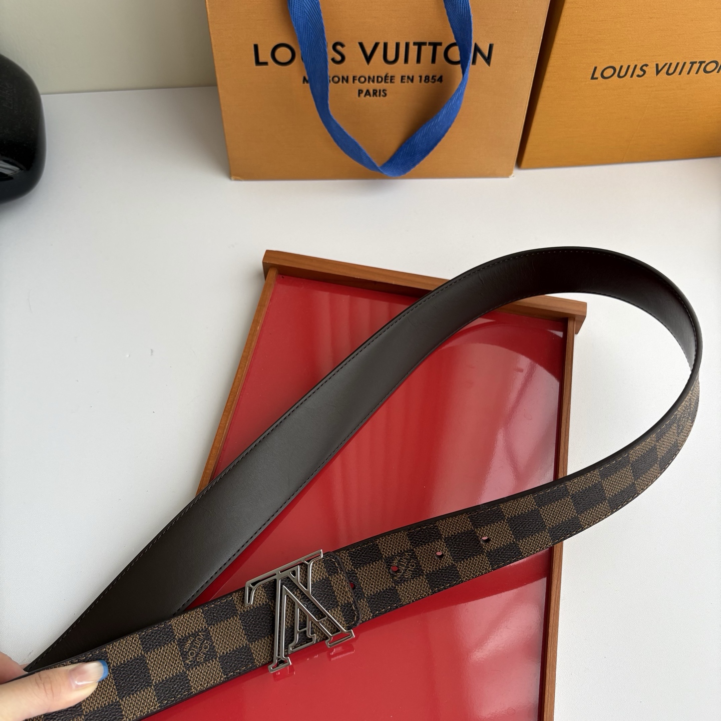 LOUIS VUITTON经典原单品质，一面经典印花一面平纹搭配原单精品挂扣，精工制作，细节看图，实物拍摄，高端奢华，宽