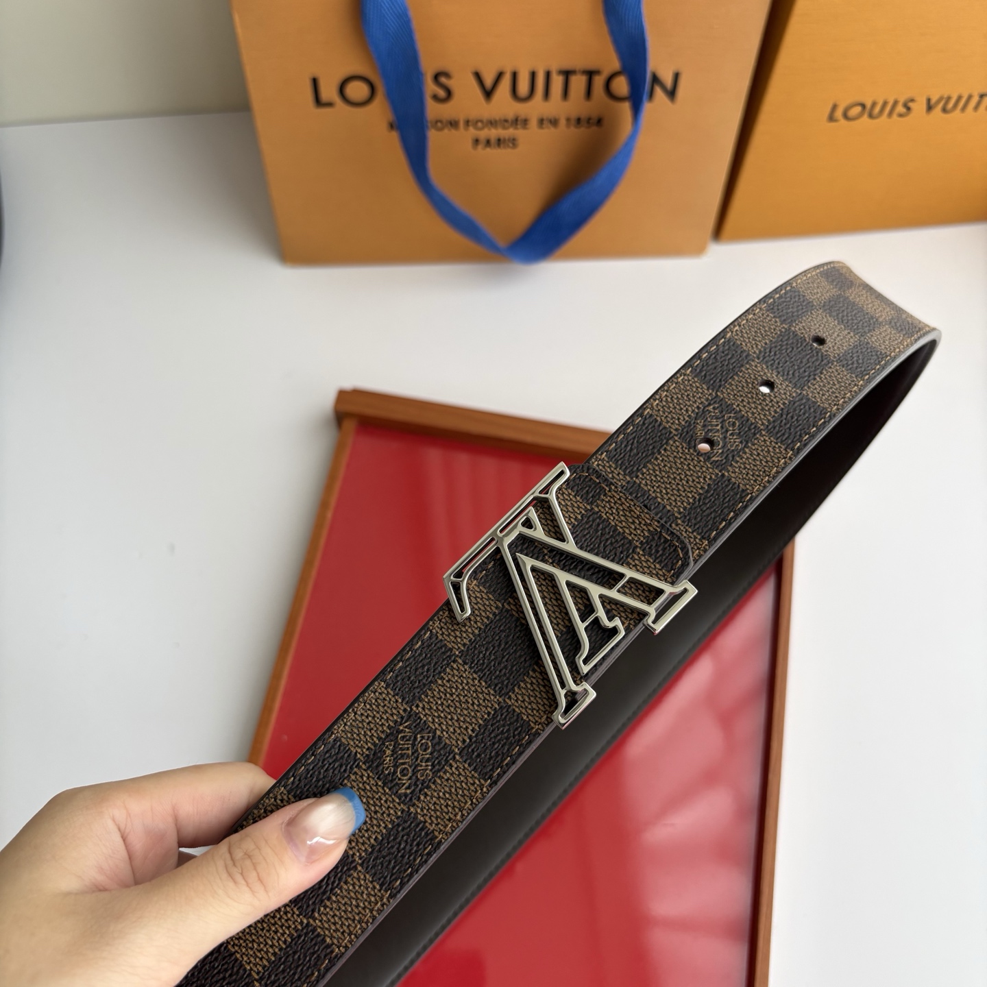 LOUIS VUITTON经典原单品质，一面经典印花一面平纹搭配原单精品挂扣，精工制作，细节看图，实物拍摄，高端奢华，宽