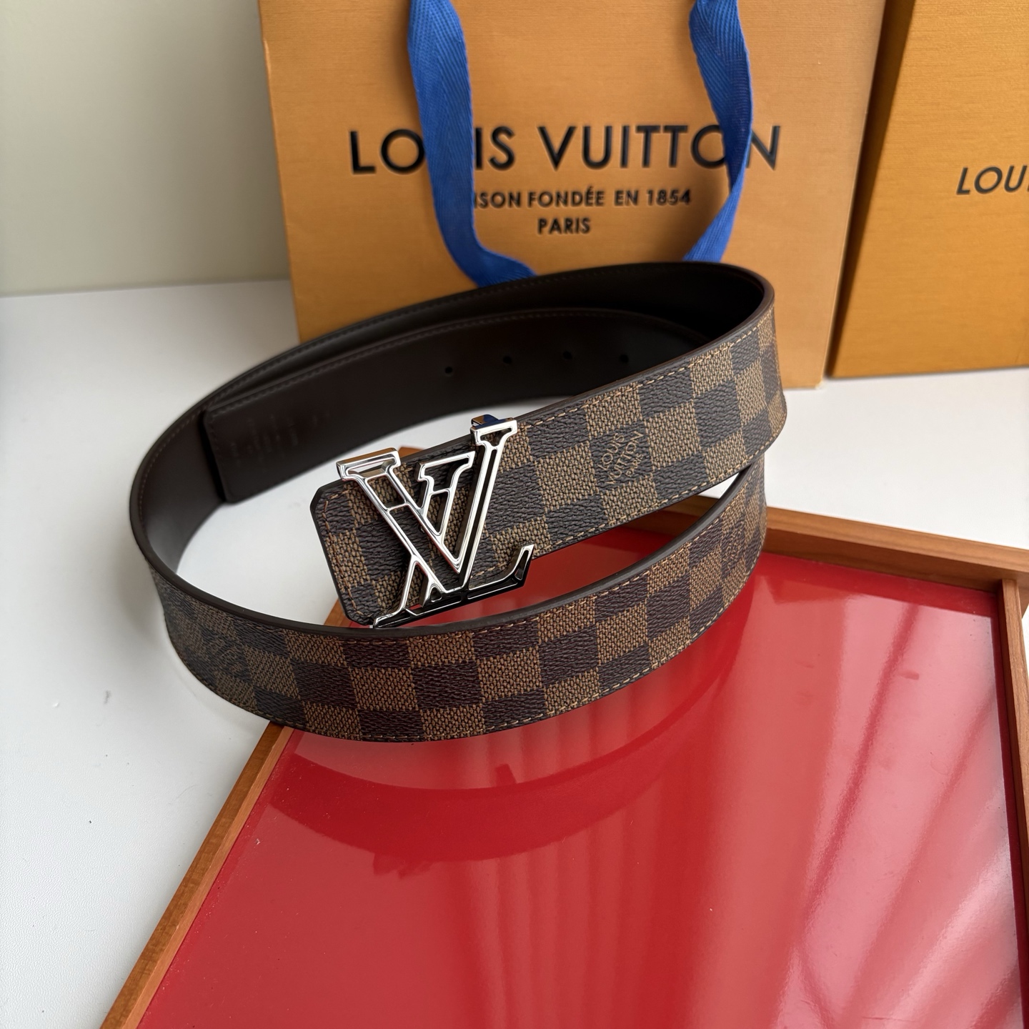 LOUIS VUITTON经典原单品质，一面经典印花一面平纹搭配原单精品挂扣，精工制作，细节看图，实物拍摄，高端奢华，宽