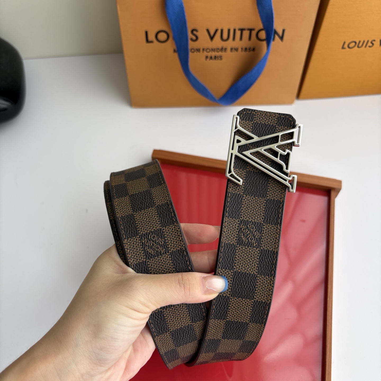 LOUIS VUITTON经典原单品质，一面经典印花一面平纹搭配原单精品挂扣，精工制作，细节看图，实物拍摄，高端奢华，宽