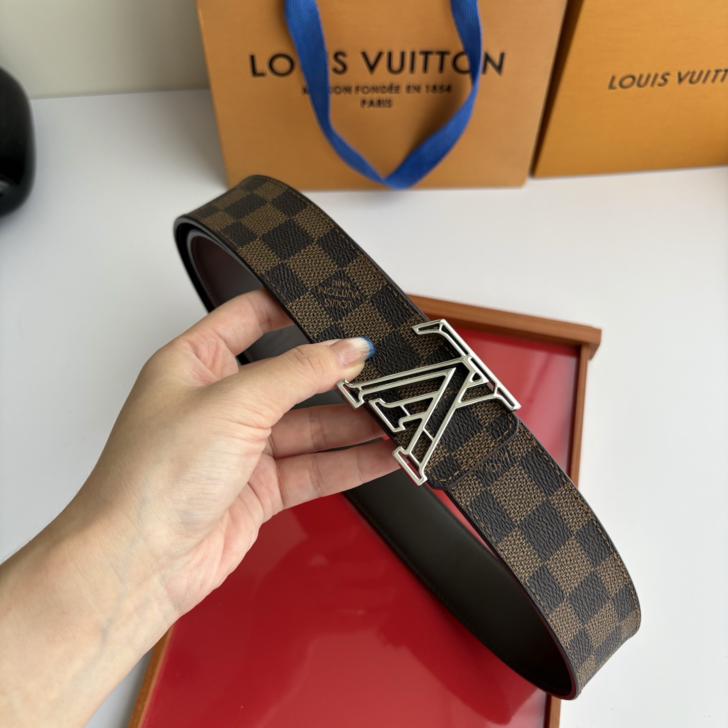 LOUIS VUITTON经典原单品质，一面经典印花一面平纹搭配原单精品挂扣，精工制作，细节看图，实物拍摄，高端奢华，宽