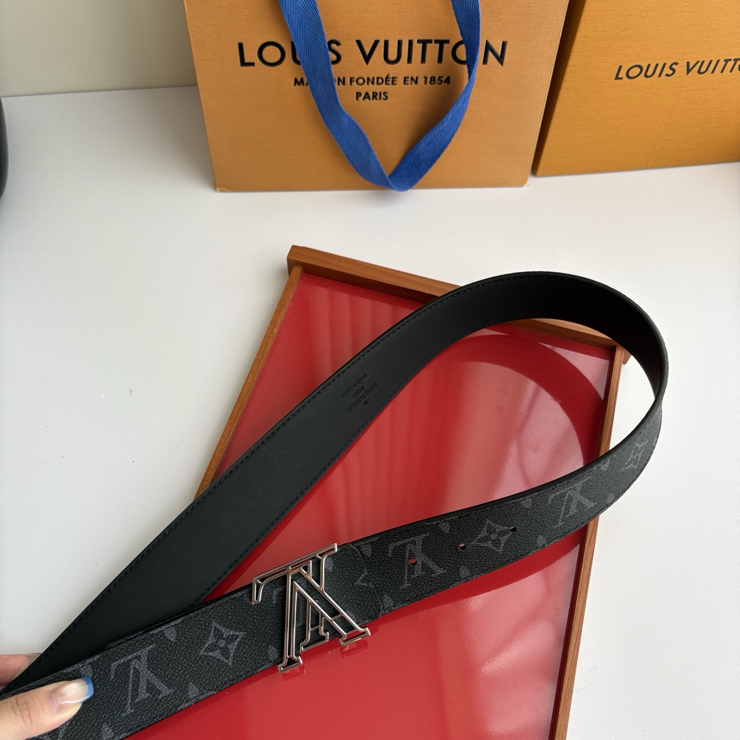 LOUIS VUITTON经典原单品质，一面经典印花一面平纹搭配原单精品挂扣，精工制作，细节看图，实物拍摄，高端奢华，宽