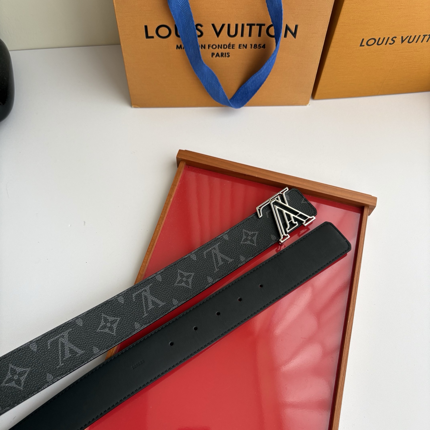 LOUIS VUITTON经典原单品质，一面经典印花一面平纹搭配原单精品挂扣，精工制作，细节看图，实物拍摄，高端奢华，宽