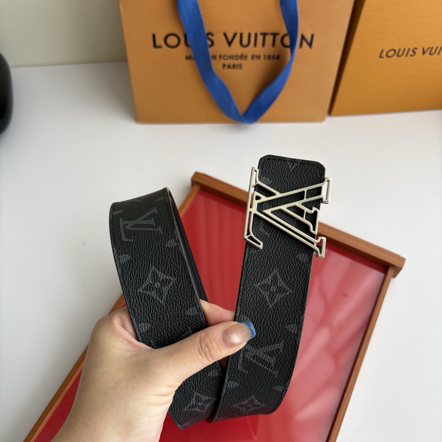 LOUIS VUITTON经典原单品质，一面经典印花一面平纹搭配原单精品挂扣，精工制作，细节看图，实物拍摄，高端奢华，宽