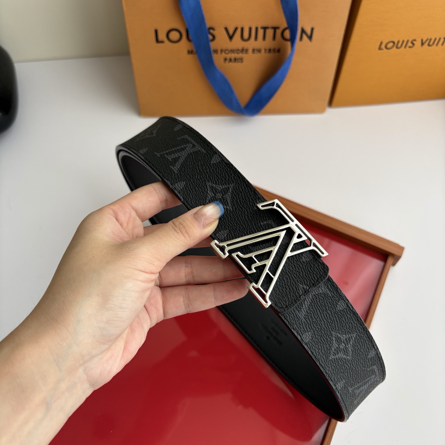 LOUIS VUITTON经典原单品质，一面经典印花一面平纹搭配原单精品挂扣，精工制作，细节看图，实物拍摄，高端奢华，宽