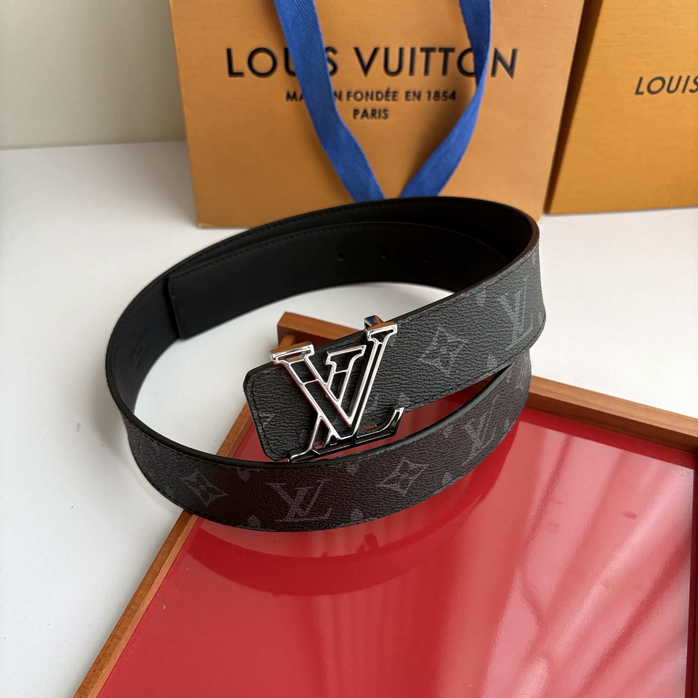 LOUIS VUITTON经典原单品质，一面经典印花一面平纹搭配原单精品挂扣，精工制作，细节看图，实物拍摄，高端奢华，宽