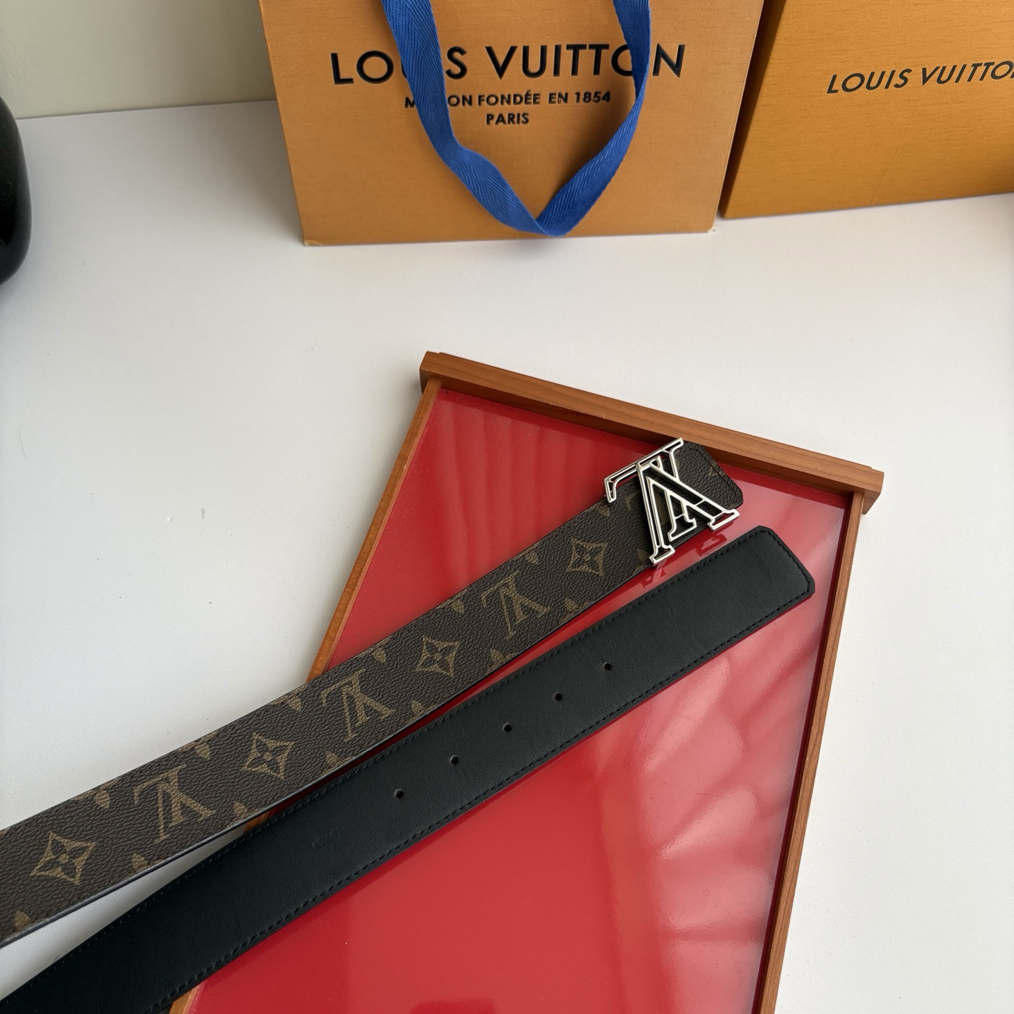 LOUIS VUITTON经典原单品质，一面经典印花一面平纹搭配原单精品挂扣，精工制作，细节看图，实物拍摄，高端奢华，宽