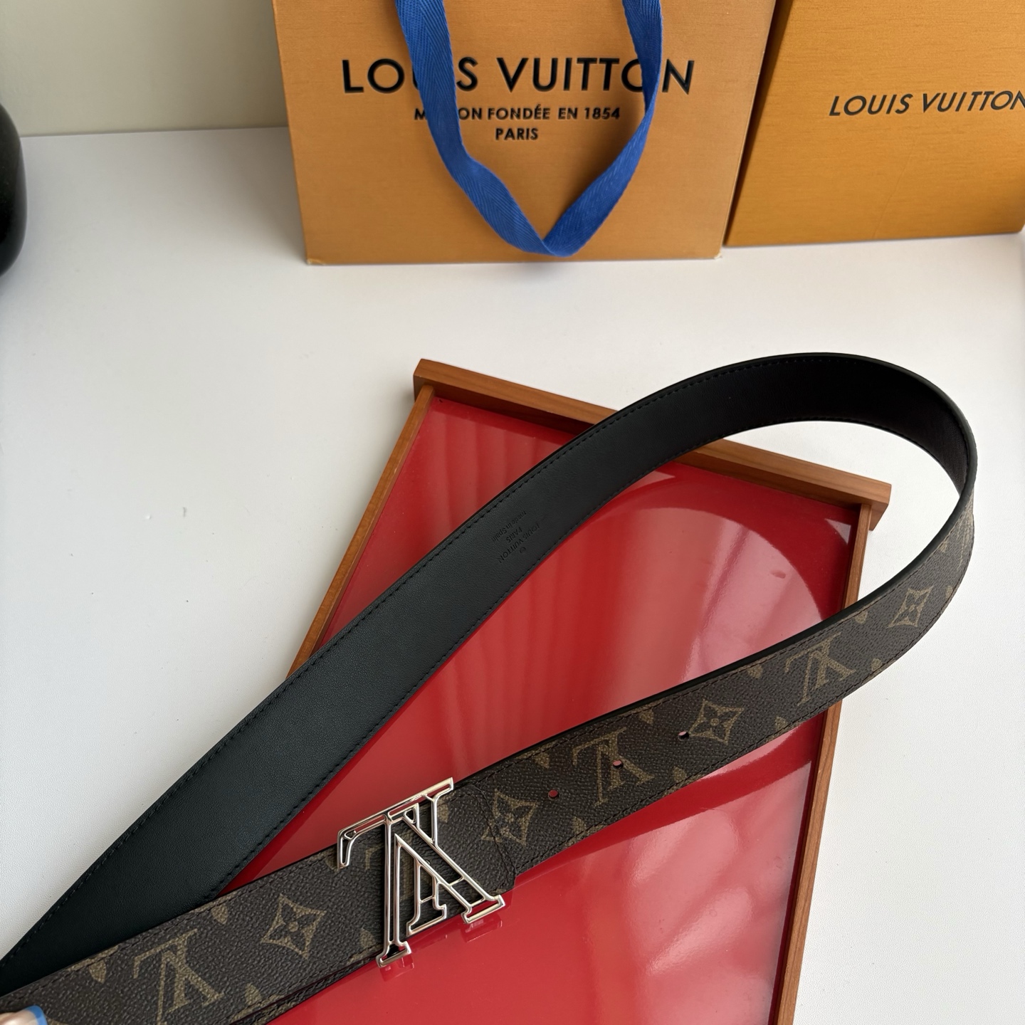 LOUIS VUITTON经典原单品质，一面经典印花一面平纹搭配原单精品挂扣，精工制作，细节看图，实物拍摄，高端奢华，宽