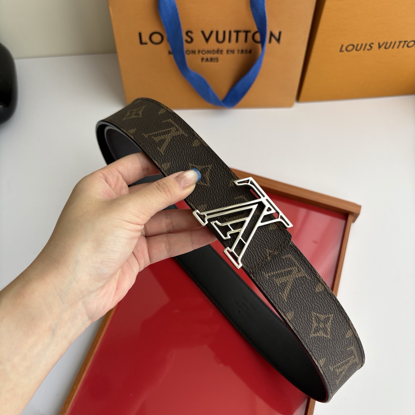 LOUIS VUITTON经典原单品质，一面经典印花一面平纹搭配原单精品挂扣，精工制作，细节看图，实物拍摄，高端奢华，宽