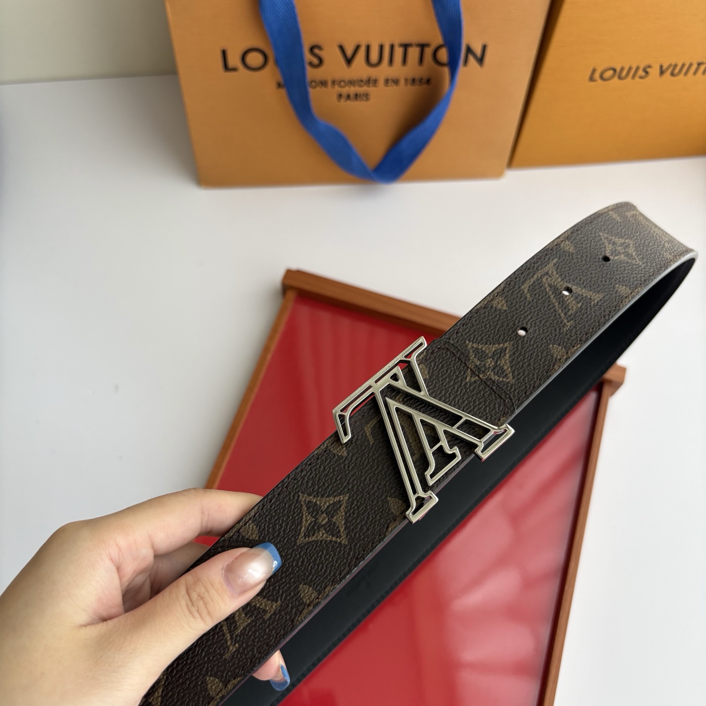 LOUIS VUITTON经典原单品质，一面经典印花一面平纹搭配原单精品挂扣，精工制作，细节看图，实物拍摄，高端奢华，宽