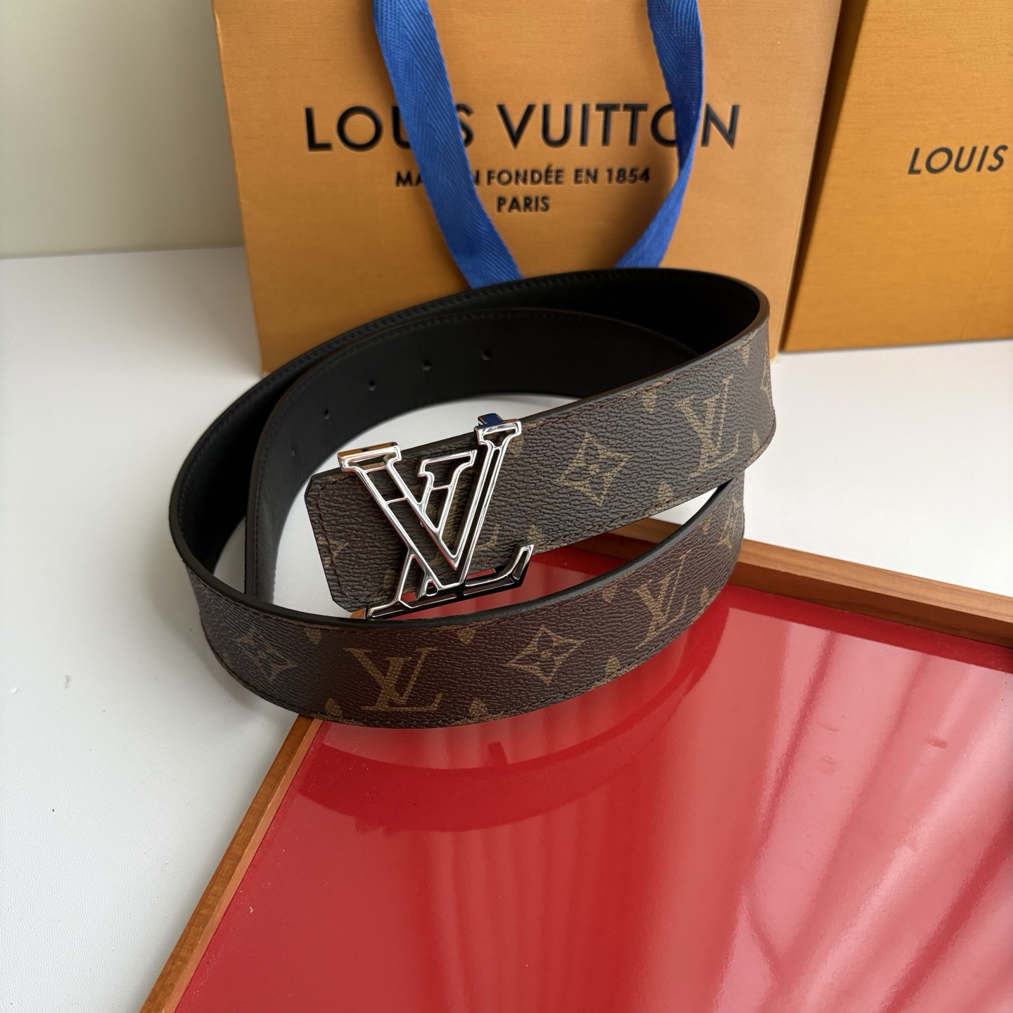 LOUIS VUITTON经典原单品质，一面经典印花一面平纹搭配原单精品挂扣，精工制作，细节看图，实物拍摄，高端奢华，宽