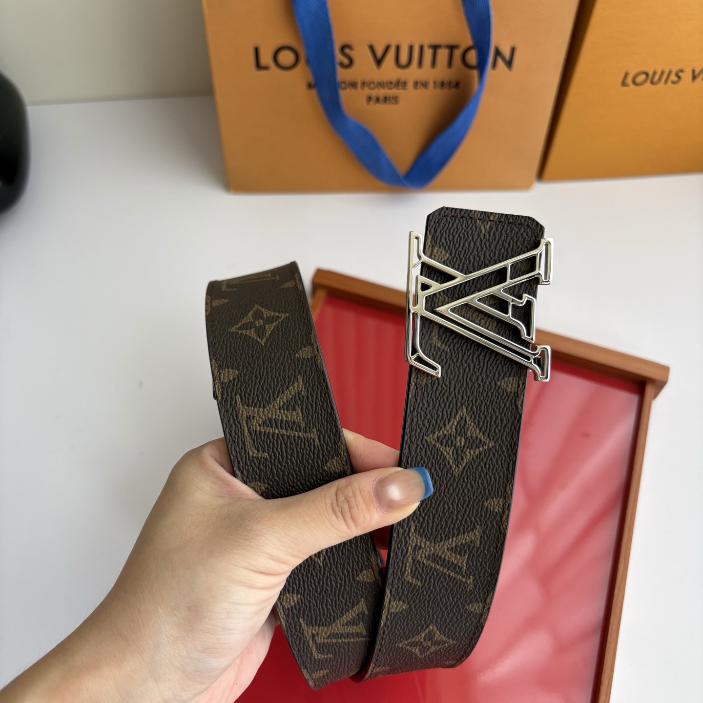 LOUIS VUITTON经典原单品质，一面经典印花一面平纹搭配原单精品挂扣，精工制作，细节看图，实物拍摄，高端奢华，宽