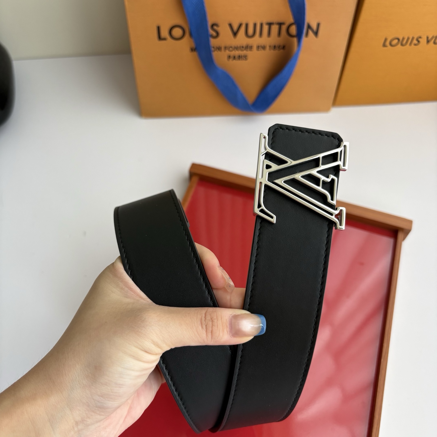 LOUIS VUITTON经典原单品质，一面经典黑色平纹一面杏色皮底，搭配原单精品挂扣，精工制作，细节看图，实物拍摄，高