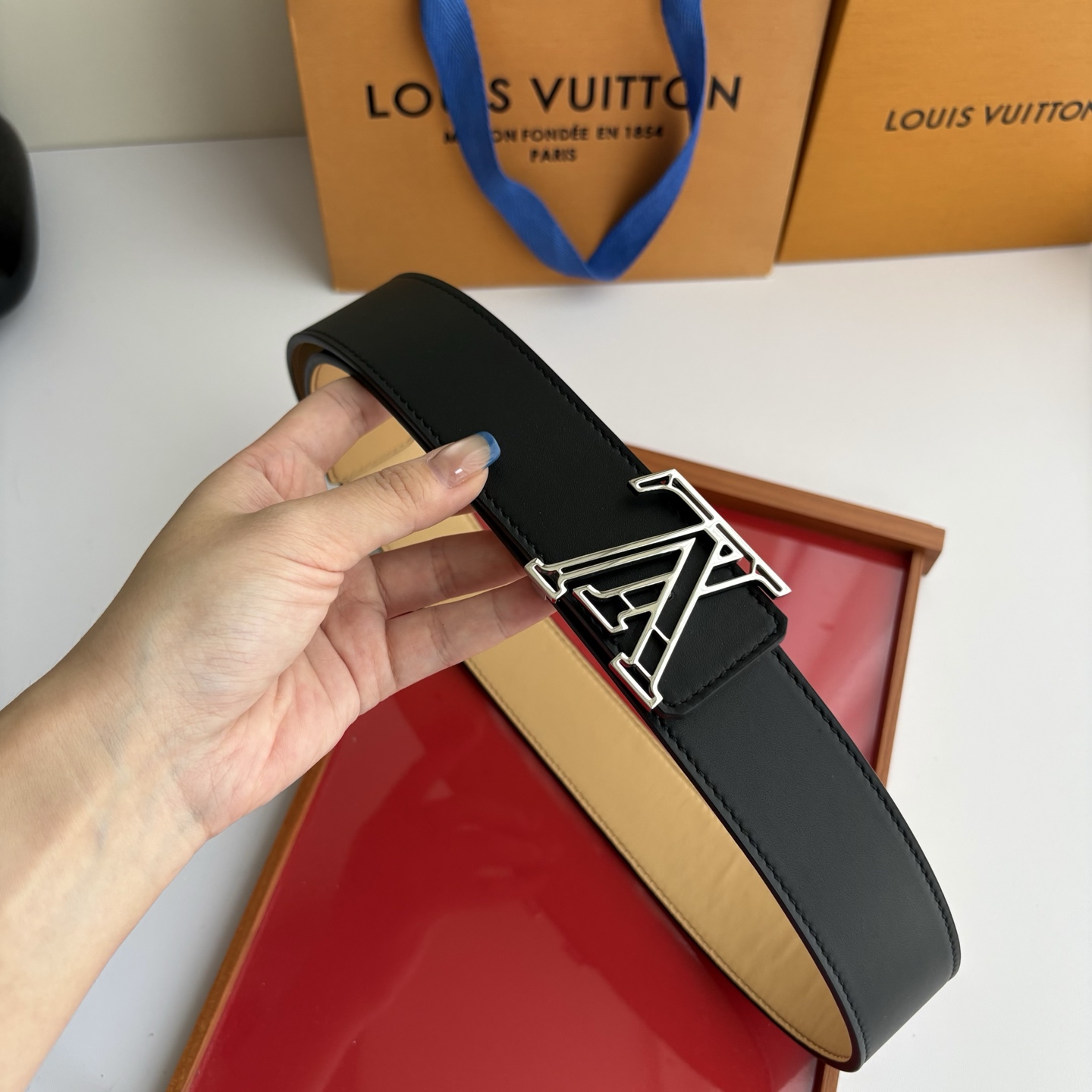 LOUIS VUITTON经典原单品质，一面经典黑色平纹一面杏色皮底，搭配原单精品挂扣，精工制作，细节看图，实物拍摄，高