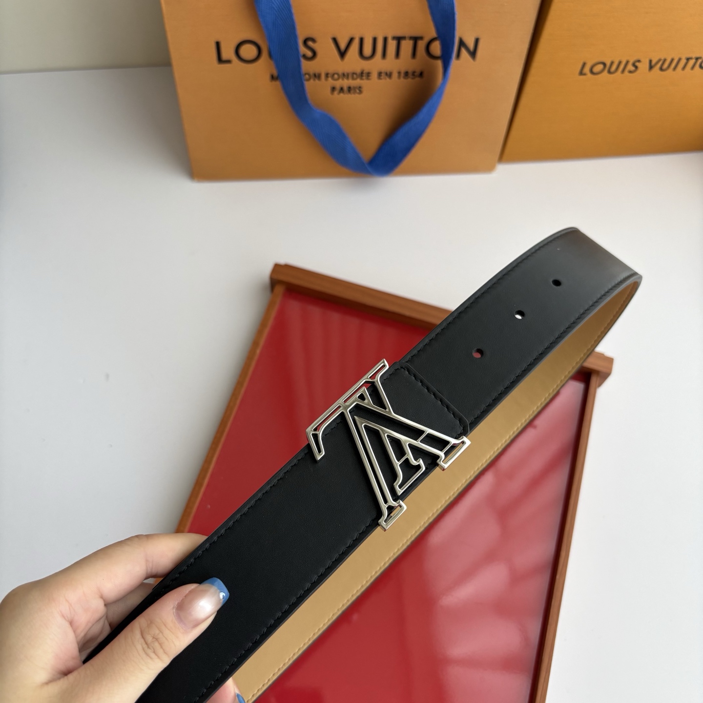 LOUIS VUITTON经典原单品质，一面经典黑色平纹一面杏色皮底，搭配原单精品挂扣，精工制作，细节看图，实物拍摄，高