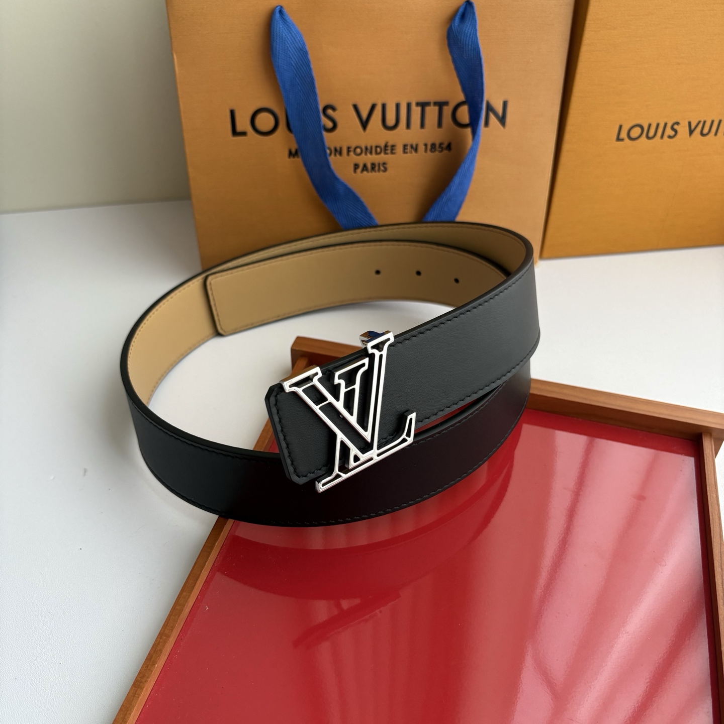 LOUIS VUITTON经典原单品质，一面经典黑色平纹一面杏色皮底，搭配原单精品挂扣，精工制作，细节看图，实物拍摄，高