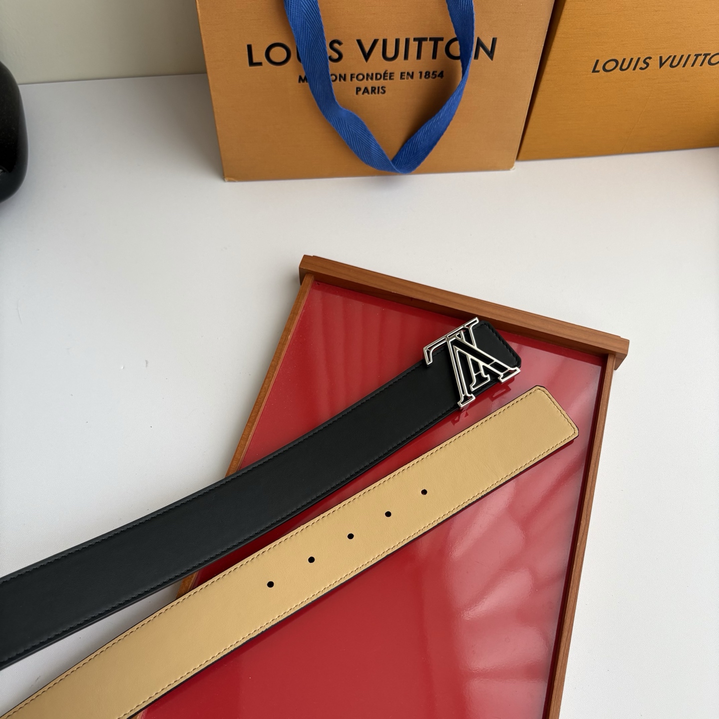 LOUIS VUITTON经典原单品质，一面经典黑色平纹一面杏色皮底，搭配原单精品挂扣，精工制作，细节看图，实物拍摄，高