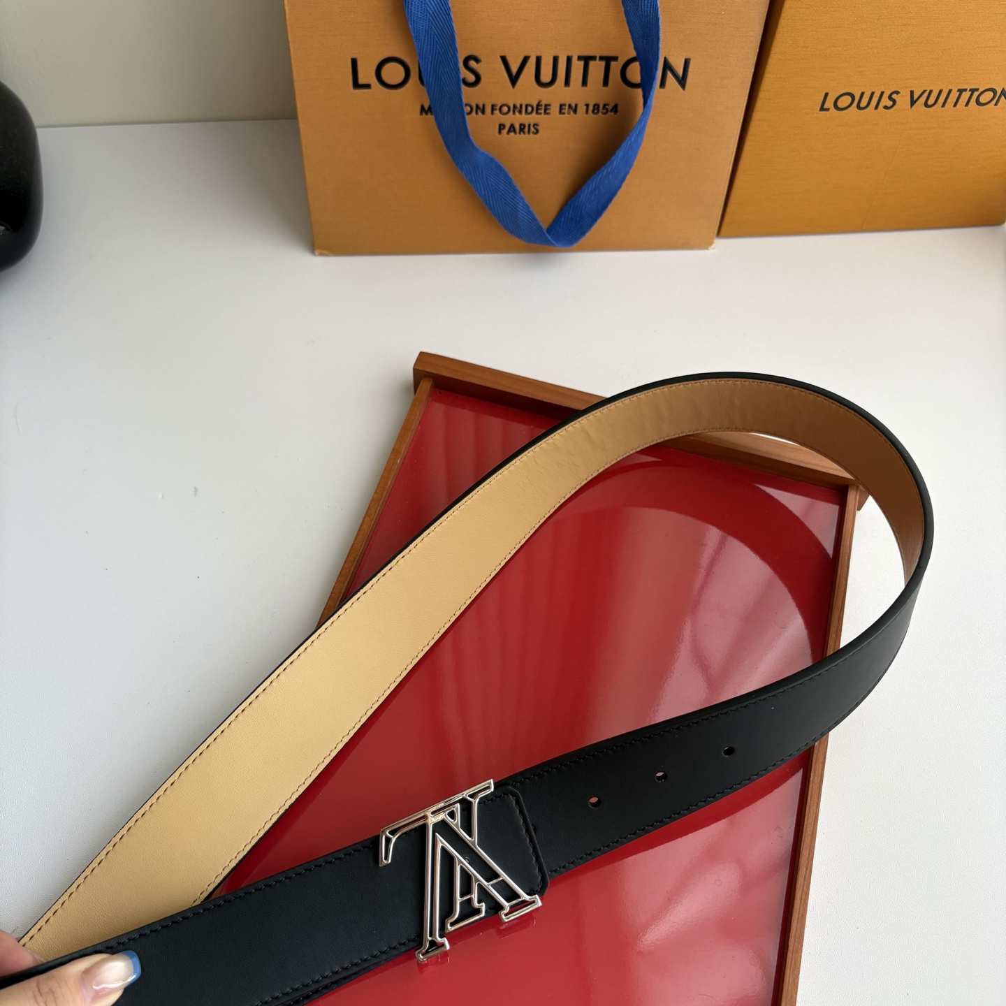 LOUIS VUITTON经典原单品质，一面经典黑色平纹一面杏色皮底，搭配原单精品挂扣，精工制作，细节看图，实物拍摄，高